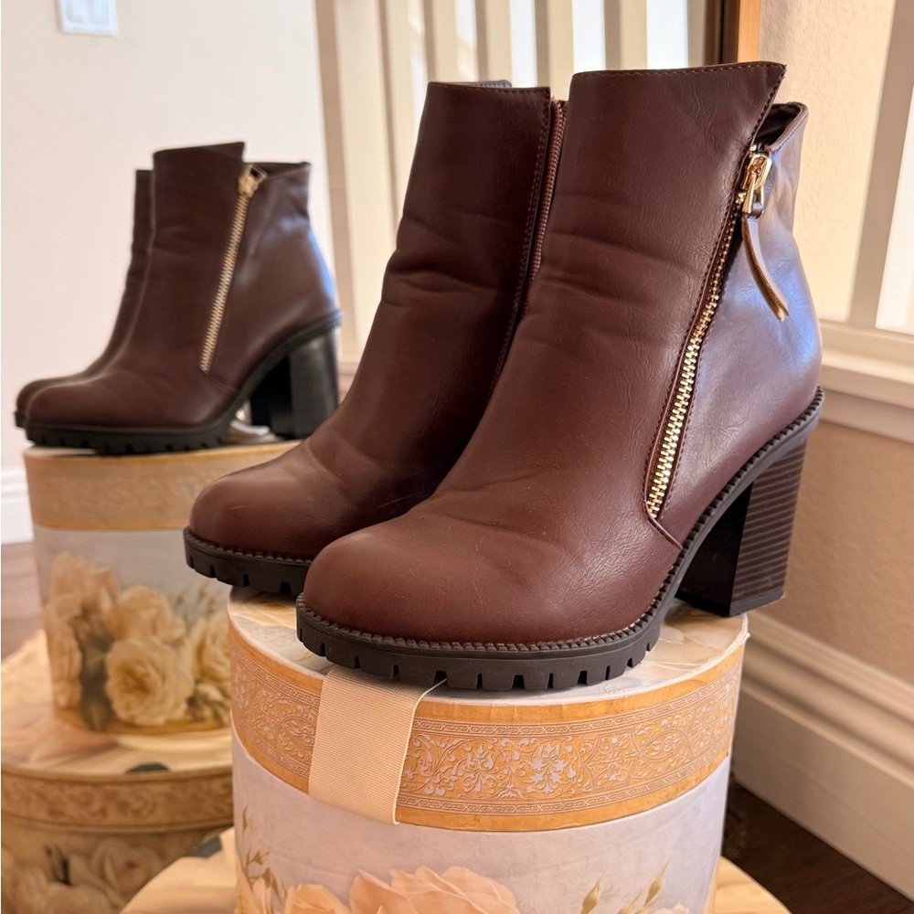 Elegant Burgundy Heeled Boots with Gold Zipper